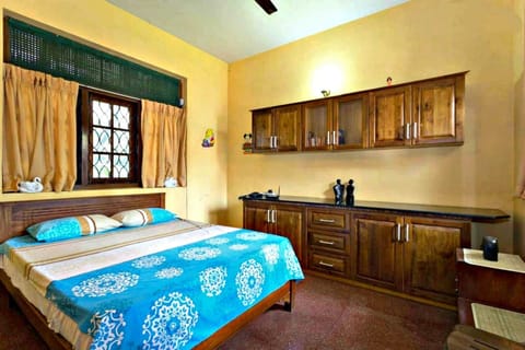 Standard Double Room, 1 Queen Bed, Smoking, Garden View | Free WiFi