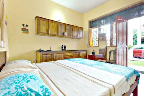 Standard Double Room, 1 Queen Bed, Smoking, Garden View | Free WiFi