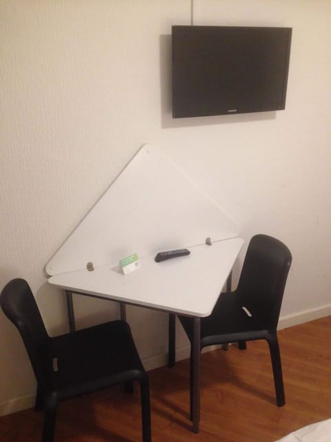 Laptop workspace, blackout drapes, soundproofing, free WiFi