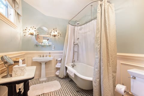 Camellia - Pet Friendly | Bathroom | Bathtub, designer toiletries, hair dryer, towels