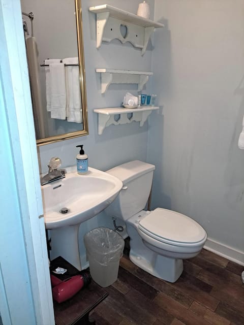 Room (Suite royse) | Bathroom | Combined shower/tub, deep soaking tub, rainfall showerhead