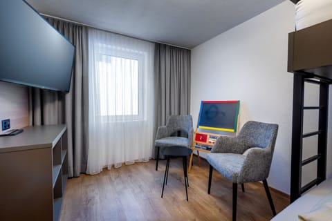 Apartment | Premium bedding, down comforters, desk, laptop workspace