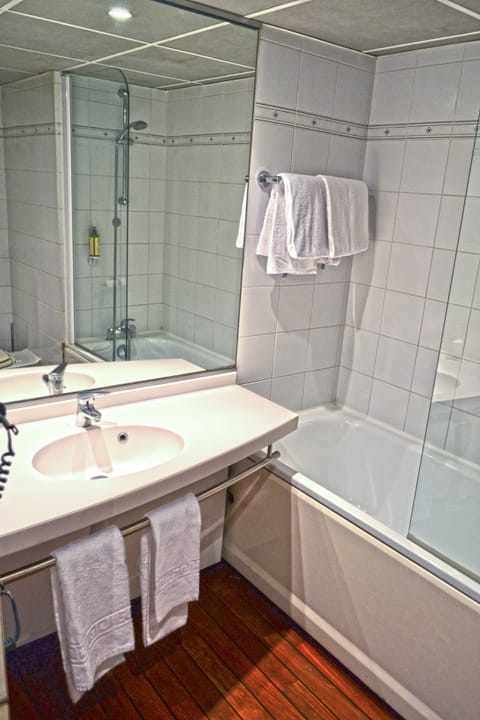 Apartment, 1 Bedroom | Bathroom | Combined shower/tub, free toiletries, hair dryer, towels