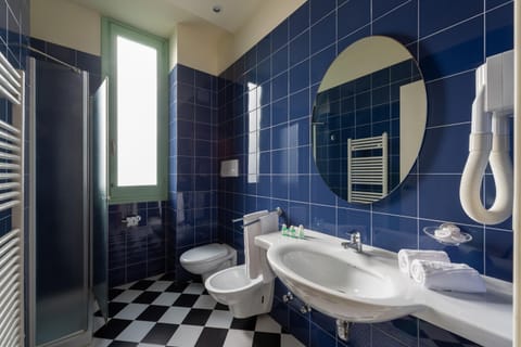 Classic Double Room | Bathroom | Shower, free toiletries, hair dryer, bidet