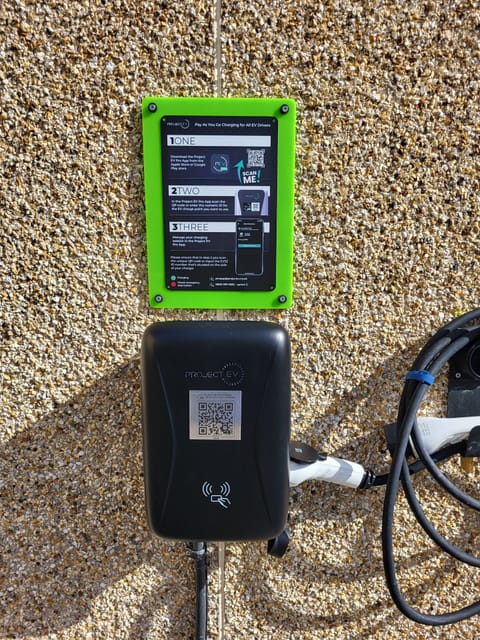 Electric vehicle charging station