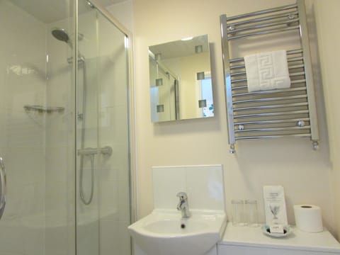 Twin Room, Ensuite | Bathroom | Towels