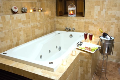 Master Suite | Jetted tub