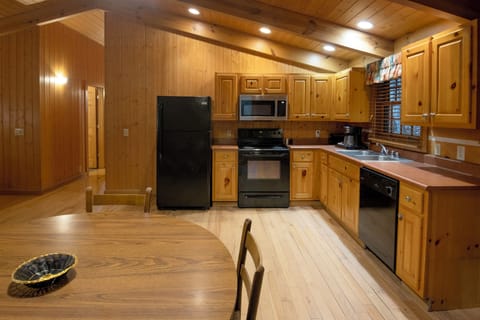 Cabin, 2 Bedrooms, Kitchen | Private kitchen | Coffee/tea maker