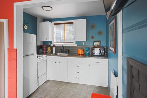 Studio, 1 Queen Bed with Sofa bed | Private kitchen | Coffee/tea maker