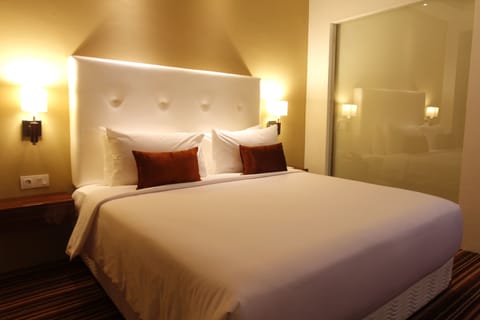 Deluxe Double Room | Minibar, desk, laptop workspace, blackout drapes