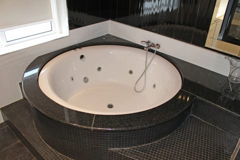 Superior Double Room, Balcony | Jetted tub