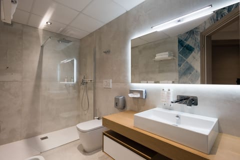 Deluxe Suite, Garden View | Bathroom | Shower, hair dryer, bathrobes, bidet