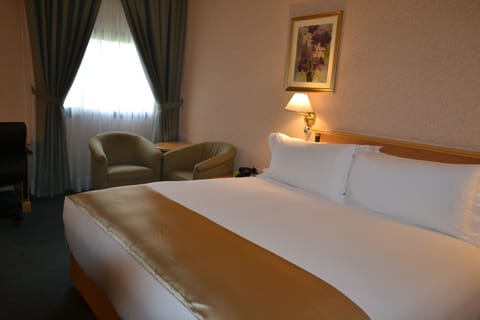 Standard Room, 1 King Bed, Pool View | Minibar, in-room safe, iron/ironing board, free WiFi