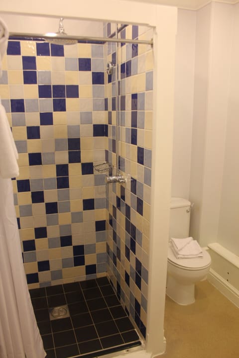 Superior Twin Room | Bathroom | Free toiletries, hair dryer, towels