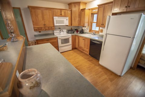 Lodge Suite | Private kitchen | Microwave, coffee/tea maker