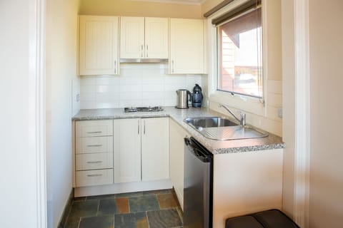 Studio, Mountain View | Private kitchen | Fridge, microwave, stovetop, coffee/tea maker