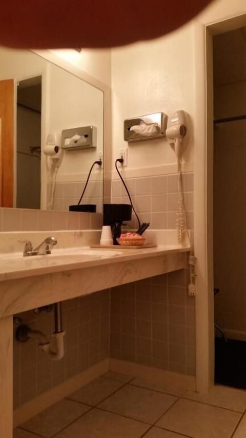 Combined shower/tub, free toiletries, hair dryer, towels