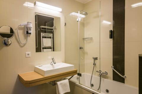 Combined shower/tub, free toiletries, hair dryer, bathrobes