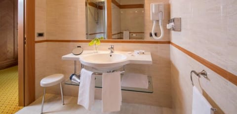 Suite, Multiple Beds, Balcony | Bathroom | Shower, hair dryer, bidet, towels