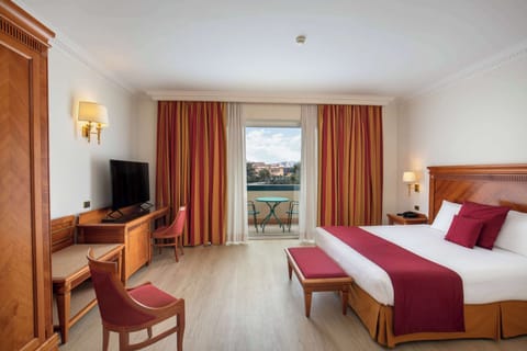 Deluxe Room, 1 King Bed | Premium bedding, minibar, in-room safe, desk