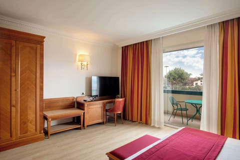 Deluxe Room, 1 King Bed | Premium bedding, minibar, in-room safe, desk