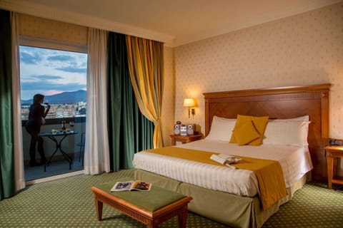 Deluxe Room, 1 King Bed | Premium bedding, minibar, in-room safe, desk