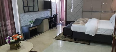 Executive Suite | In-room safe, desk, soundproofing, free WiFi