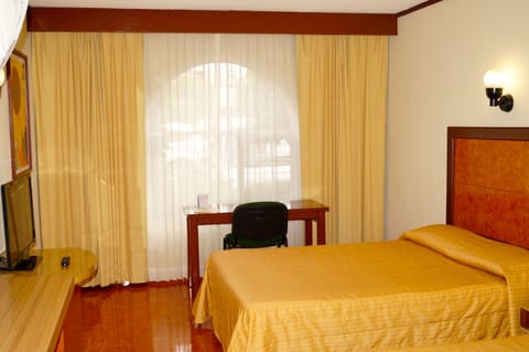 Single Room | Premium bedding, desk, laptop workspace, blackout drapes