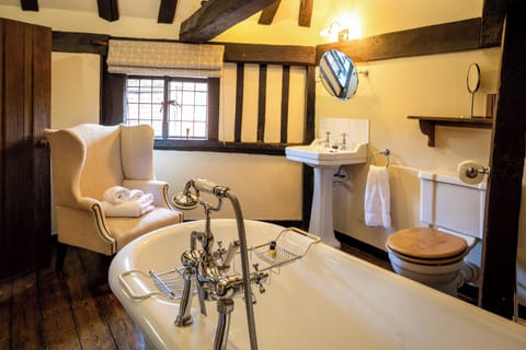 Double Room (Four Poster - Tudor Parlour) | Bathroom | Free toiletries, hair dryer, towels