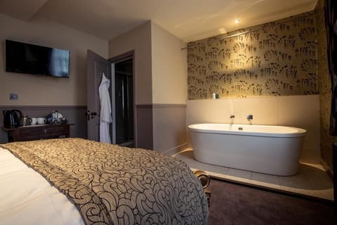 Double Room (The Elgar) | Premium bedding, iron/ironing board, free WiFi, bed sheets