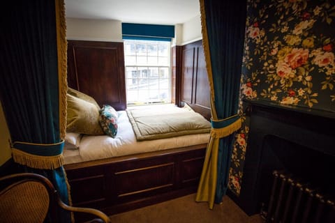 Double Room (The King John - Four Poster Bed) | Premium bedding, iron/ironing board, free WiFi, bed sheets