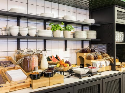 Daily full breakfast (EUR 19.50 per person)