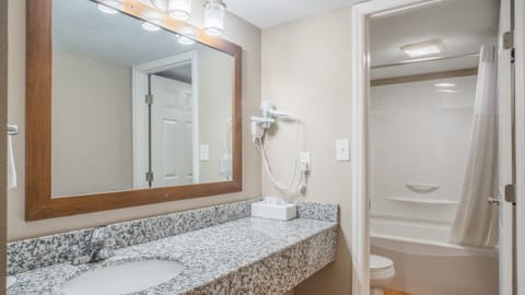 Combined shower/tub, hair dryer, towels