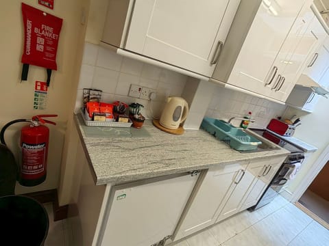 Apartment, Private Bathroom | Private kitchen | Shared fridge, microwave, coffee/tea maker, electric kettle