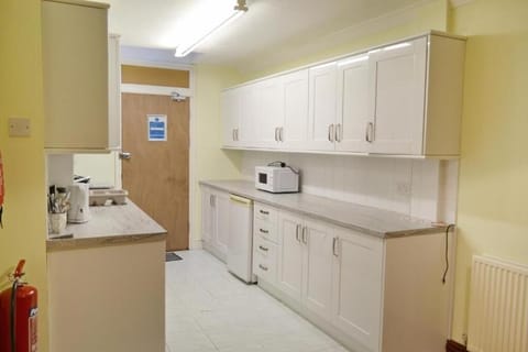 Apartment, Private Bathroom | Private kitchen | Shared fridge, microwave, coffee/tea maker, electric kettle