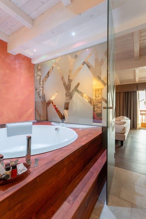 Superior Suite, Terrace | Bathroom | Free toiletries, hair dryer, slippers, bidet