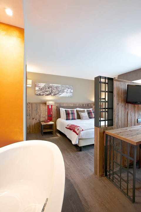 Deluxe Suite, Terrace | In-room safe, individually decorated, individually furnished, desk