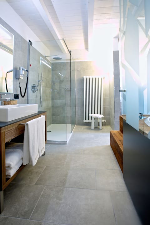 Superior Suite, Terrace | Bathroom | Free toiletries, hair dryer, slippers, bidet