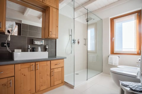Family Suite, 1 Bedroom | Bathroom | Free toiletries, hair dryer, slippers, bidet