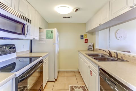 House, 2 Bedrooms | Private kitchen | Full-size fridge, microwave, oven, stovetop