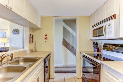 House, 2 Bedrooms | Private kitchen | Full-size fridge, microwave, oven, stovetop