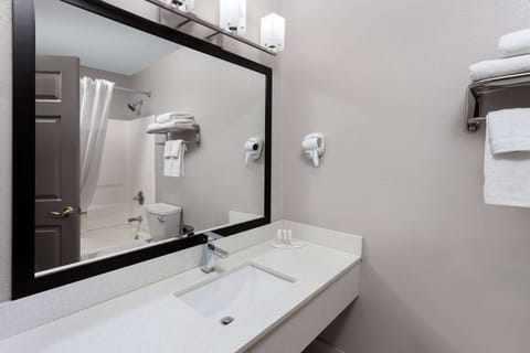 Combined shower/tub, free toiletries, towels