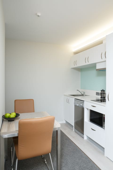 Studio | Private kitchenette | Fridge, microwave, dishwasher, coffee/tea maker