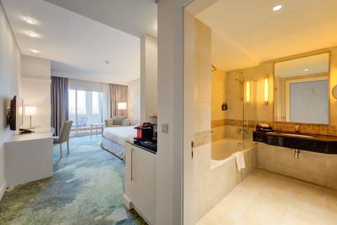 Premium Room, 1 King Bed | Premium bedding, minibar, in-room safe, desk