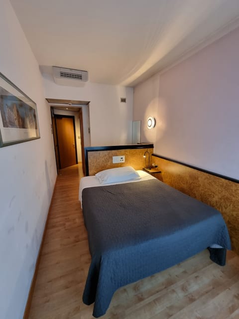 Comfort Single Room | Minibar, in-room safe, individually furnished, desk