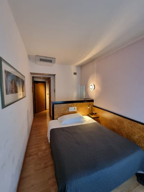 Comfort Single Room | Minibar, in-room safe, individually furnished, desk