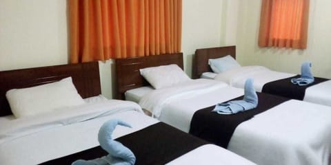 Triple Room | Desk, rollaway beds, free WiFi, bed sheets