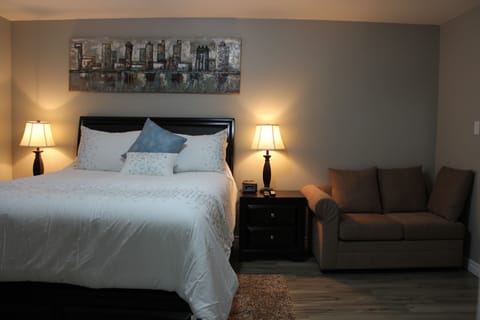 Deluxe Room, 1 Queen Bed (42A) | In-room safe, iron/ironing board, free WiFi, bed sheets