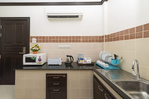 Suite | Private kitchenette | Electric kettle