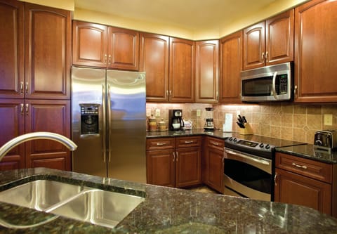 Suite, 3 Bedrooms | Private kitchen | Full-size fridge, microwave, oven, stovetop